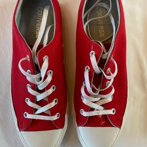 Converse low tops women’s skinny toe